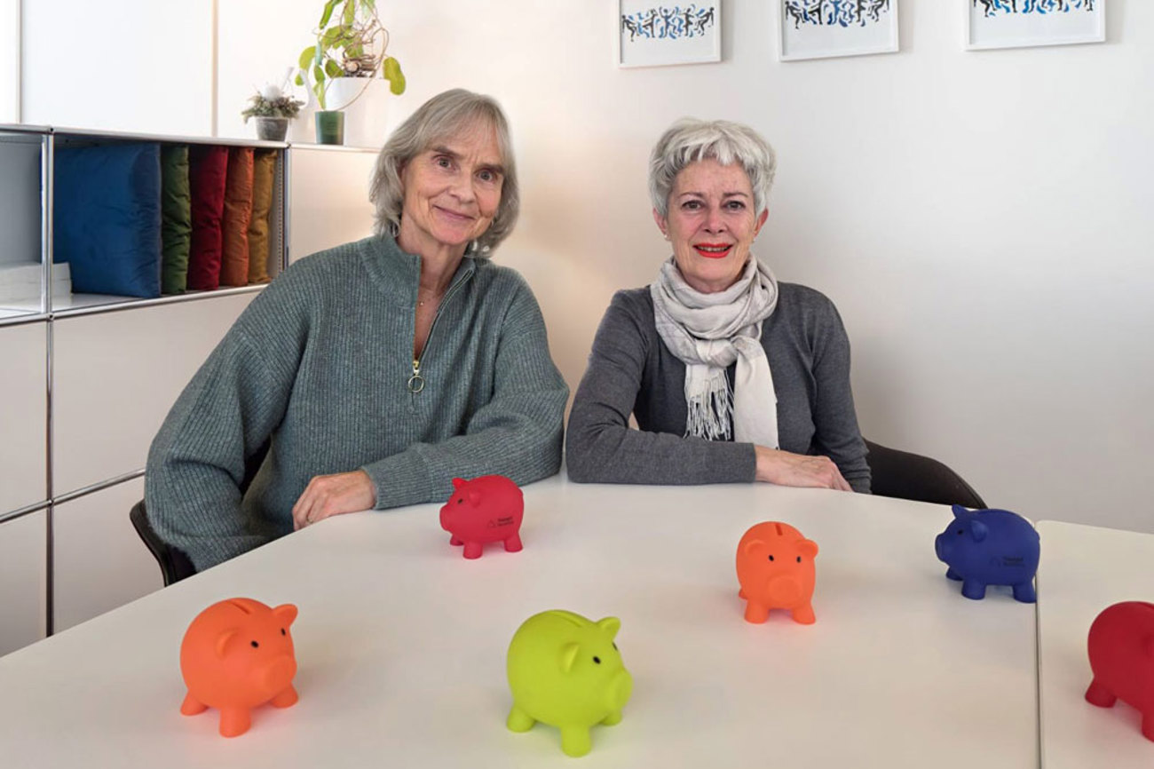 Budgetberaterin Beatrice Ligthart (links) und Schuldenberaterin Nadia Toma wissen, wie eng finanzielle Sorgen mit Lebenskrisen verbunden sind. Sie begleiten und beraten Zugerinnen und Zuger seit vielen Jahren. | Foto: Carole Bolliger