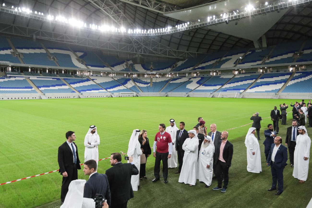 Grüner Fussballrasen im Wüstenstaat: Funktionäre der Fifa und von Katar besuchen eines der neues Stadien. | Palacio de Planato, flickr.com