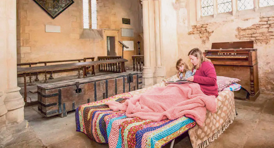 Eine Gutenachtgeschichte vor dem Schlafen: Touristen in einer Kirche in England.