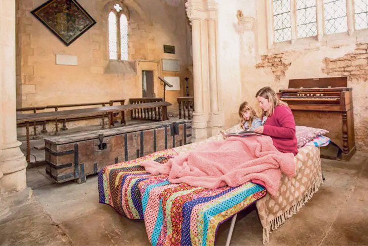 Champing: in die Kirche zum Schlafen