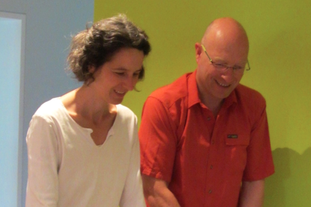 Bewusst Freiraum schaffen: Pfarrehepaar Gabriele Weiss und Andreas Bertram-Weiss beim «Töggelen» im Kirchgemeindehaus Scherzingen.