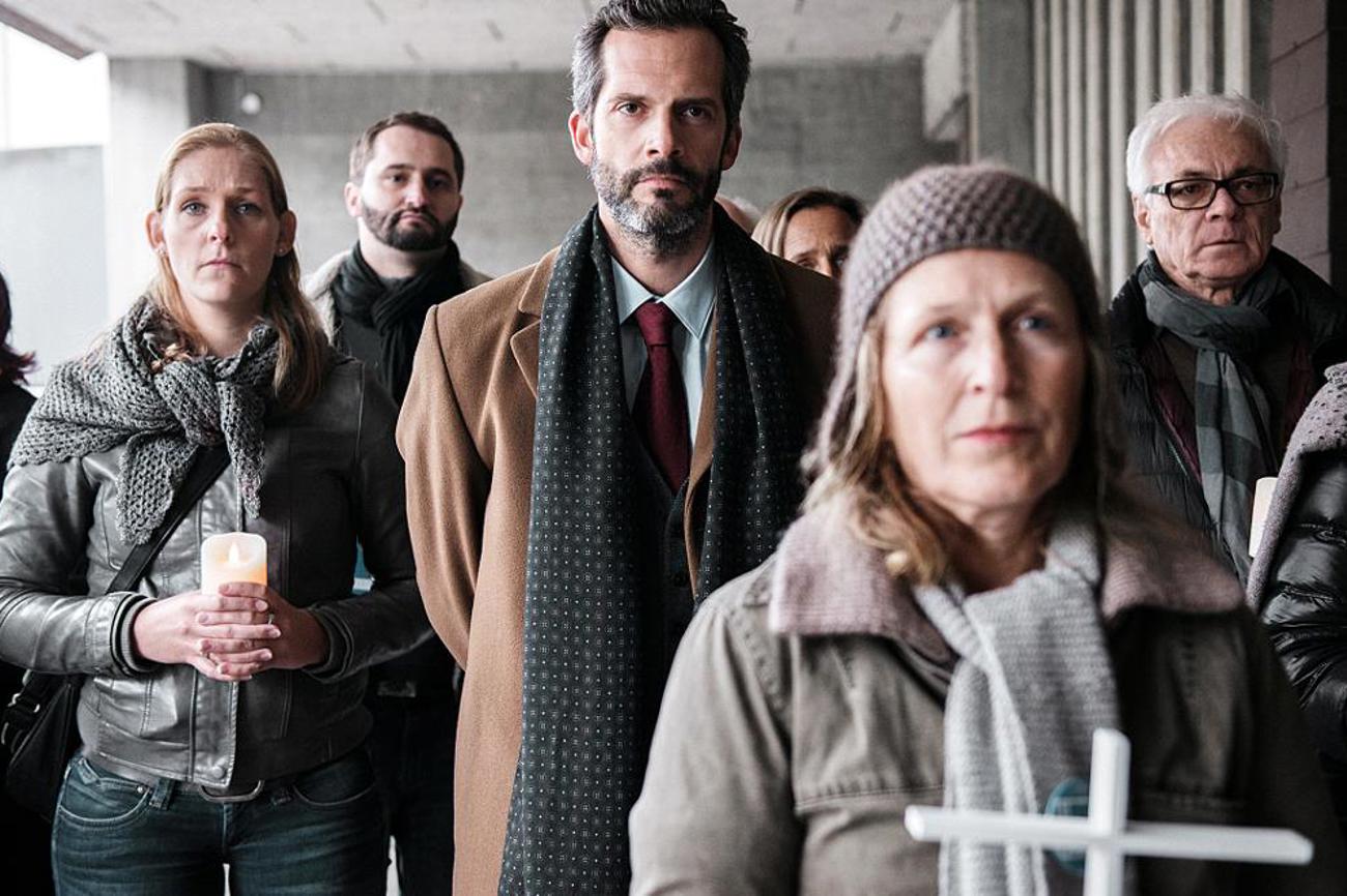 Mitglieder der fiktiven Vereinigung gegen Sterbehilfe «Pro Vita», in ihrer Mitte der charismatische Anführer und Tatverdächtige Josef Thommen (Martin Rapold). | SRF/Daniel Winkler