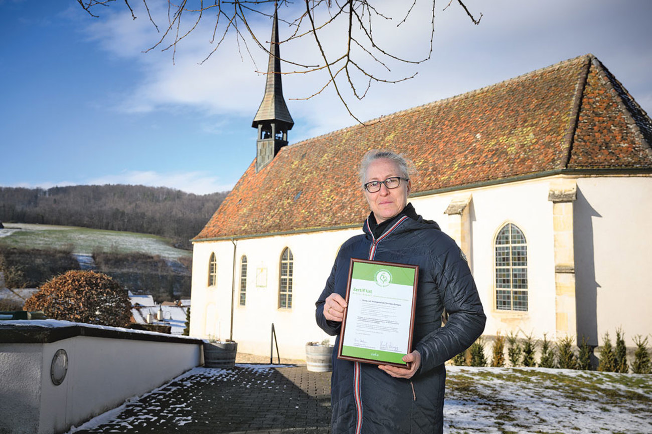 Franziska Buonfrate freut sich über das Umweltzertifikat, das Tenniken als erste Baselbieter Kirchgemeinde am 14. Januar erhalten hat. | Foto: Dominik Plüss