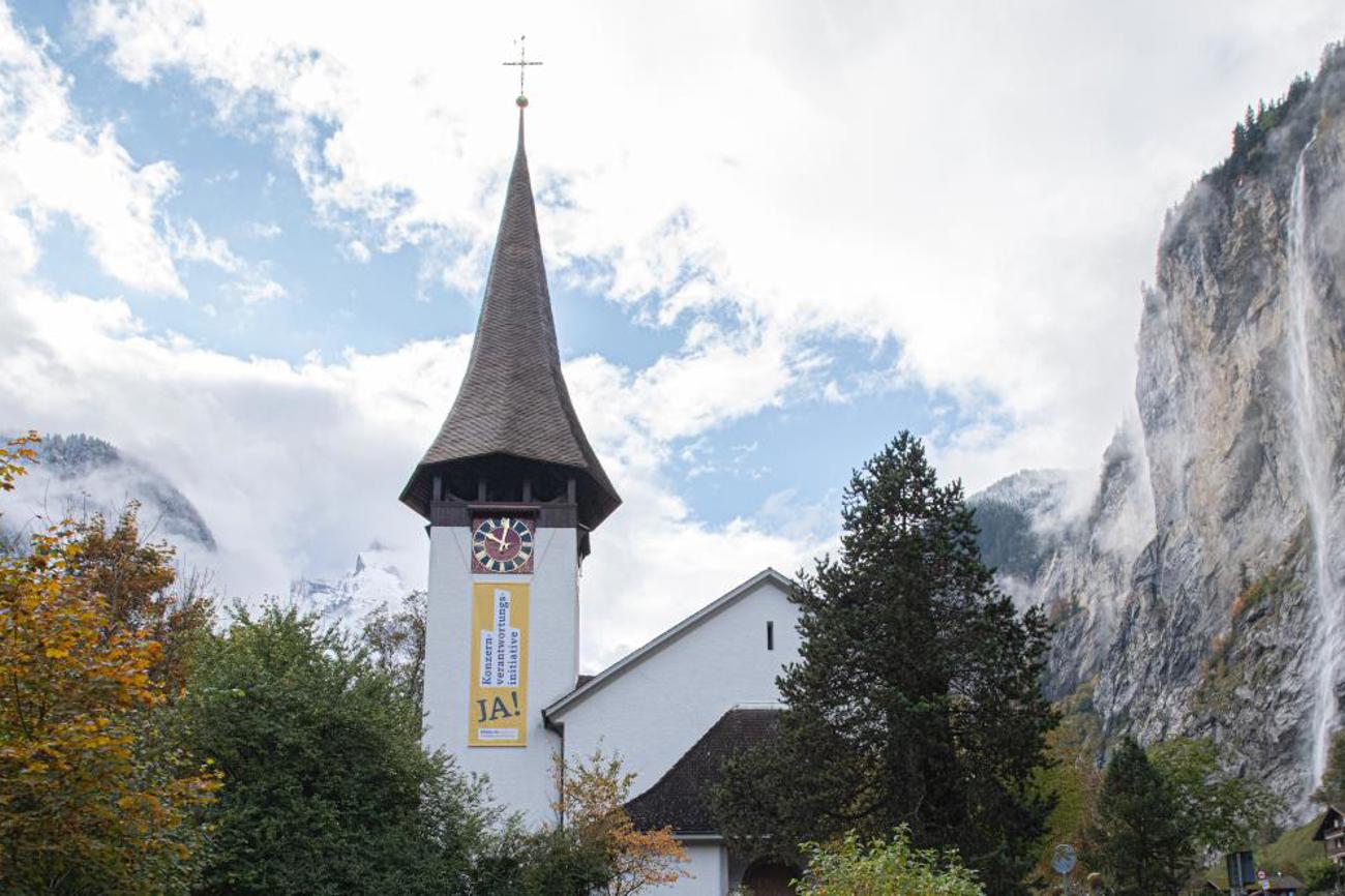 Die beflaggte Kirche in Lauterbrunnen. | Jonathan Liechti