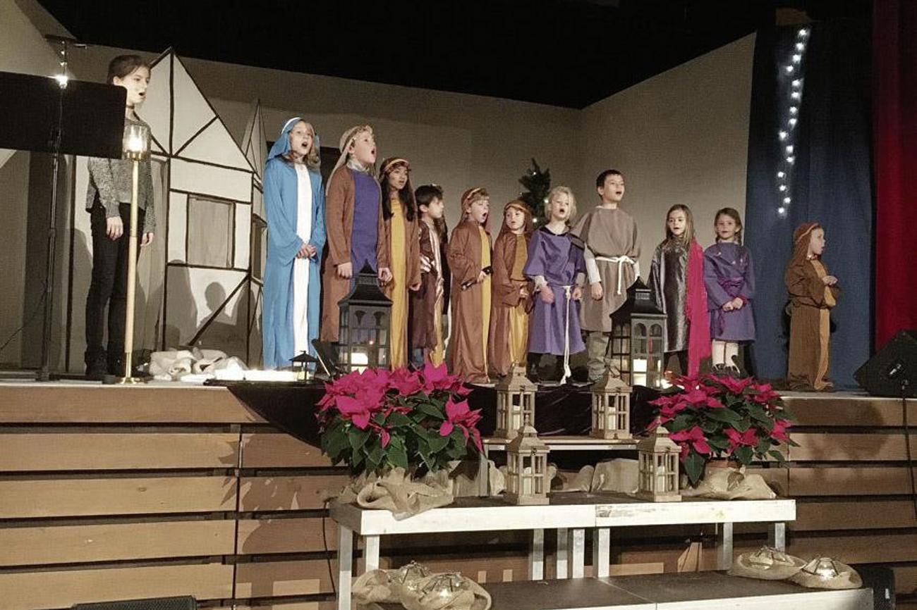 Mia als Tochter des Wirts (2. v. r.). /zvg