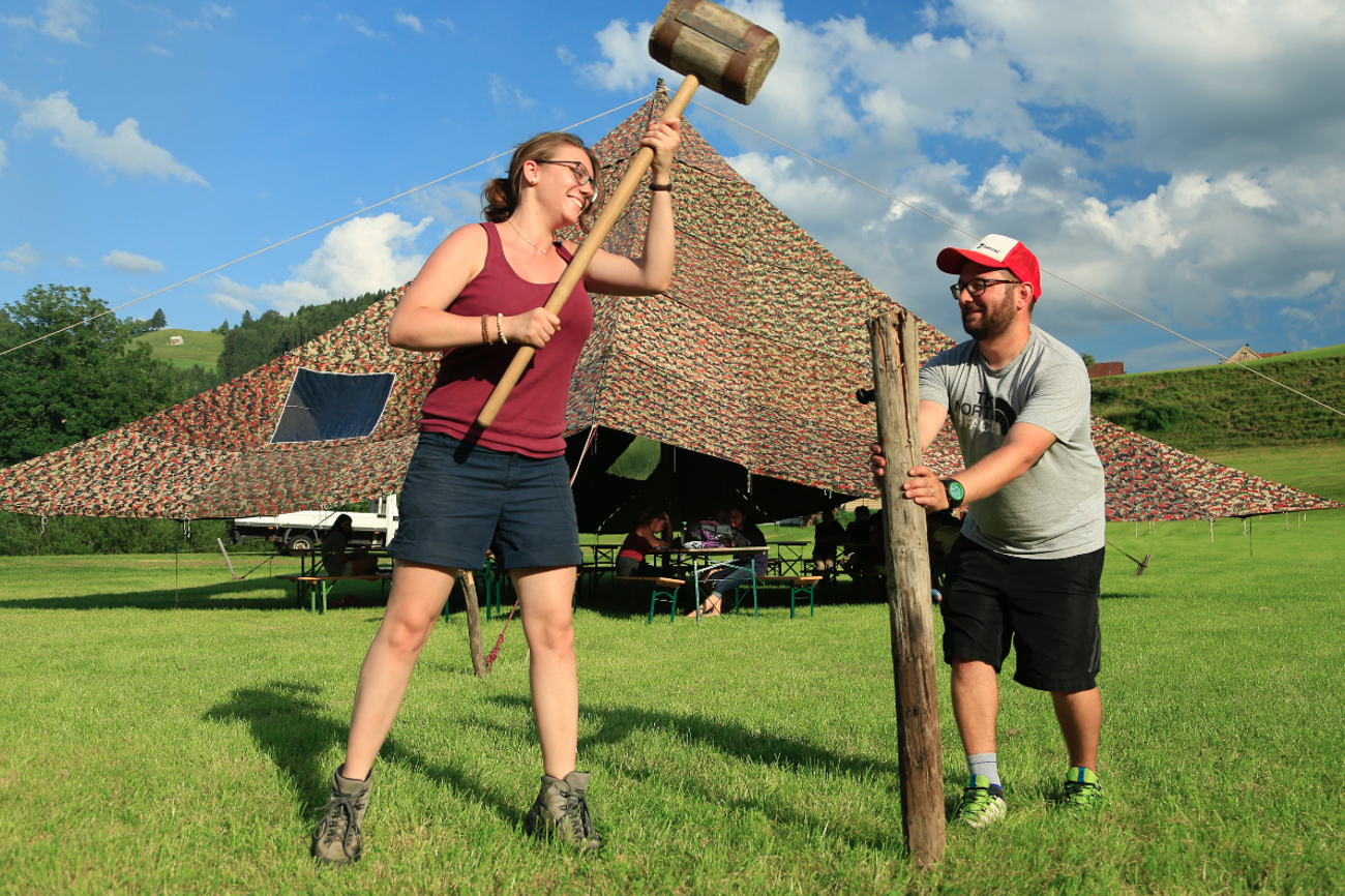 Voller Einsatz: Im Rahmen ihrer Ausbildung zur Sozialdiakonin unterstützt Natalie Wittwer Jugendarbeiter Andi Battaglia beim Aufbau des Sommerlagers. (Bild: pd)
