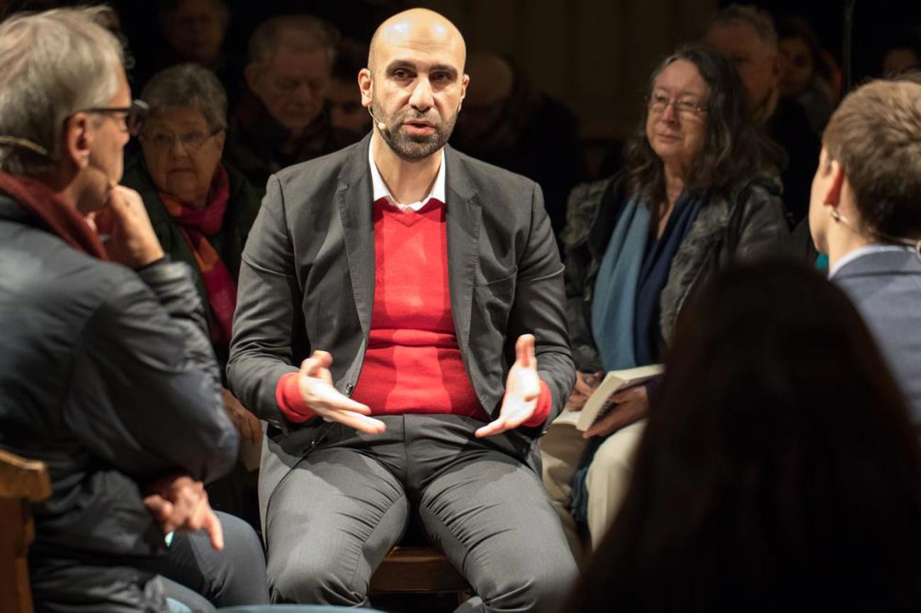«Wir brauchen Schulen, die den Jugendlichen kritisches Denken beibringen und die den Zweifel und die Diskussion zulassen,» sagte der israelisch-arabische Psychologe und Autor Ahmad Mansour in Basel an einem Podium über die Radikalisierung muslimischer Jugendlicher. | OKE/Raphael Alù