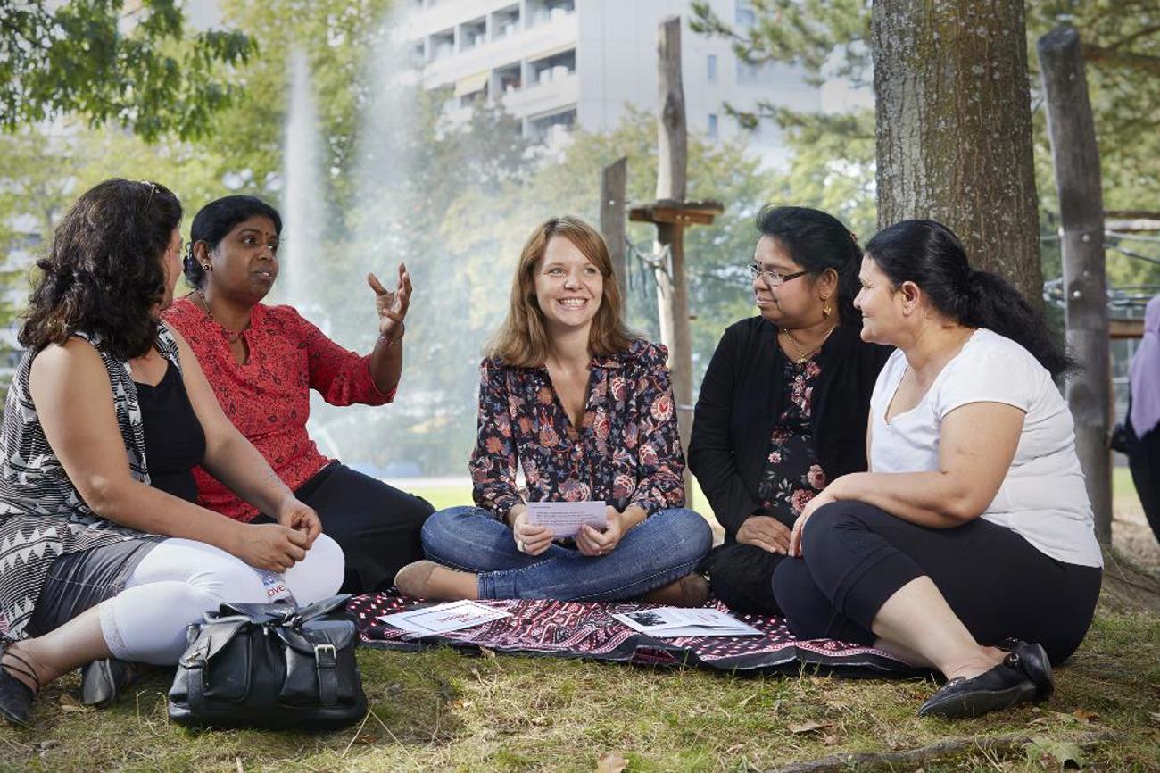 In kleinen Runden unter Bekannten können Probleme eher entspannt angegangen werden.|Femmes-Tische/Annette Boutellier