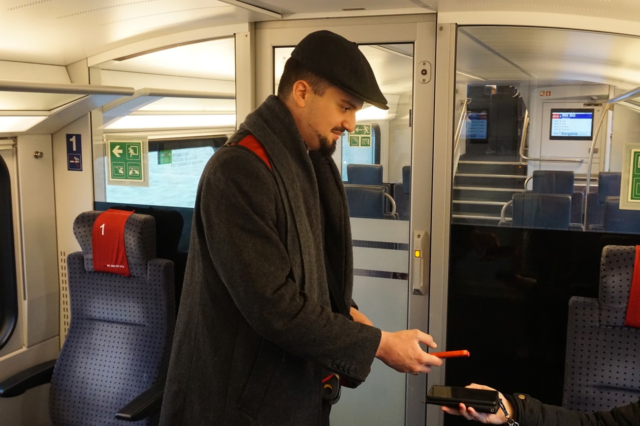 Freundlich und den Menschen zugewandt: David Laksi scannt ein Ticket. Kundenbegleiter ist sein Traumberuf. Foto: sd