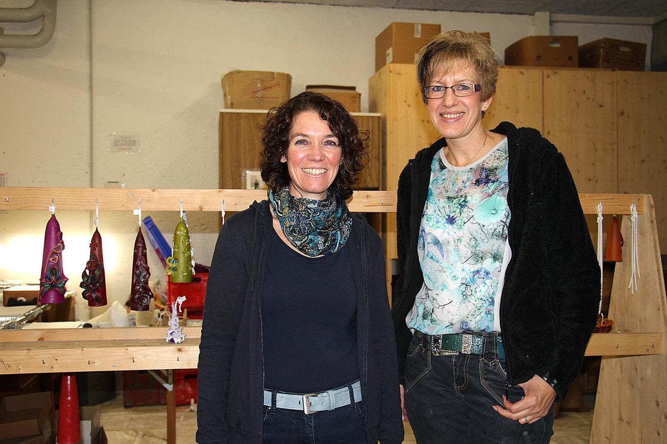 Claudia Abart (links) und Marlene Dürst sorgen mit vielen Helferinnen und Helfern dafür, dass aus den gezogenen Kerzen richtige Kunstwerke entstehen.
Bild Madeleine Kuhn-Baer