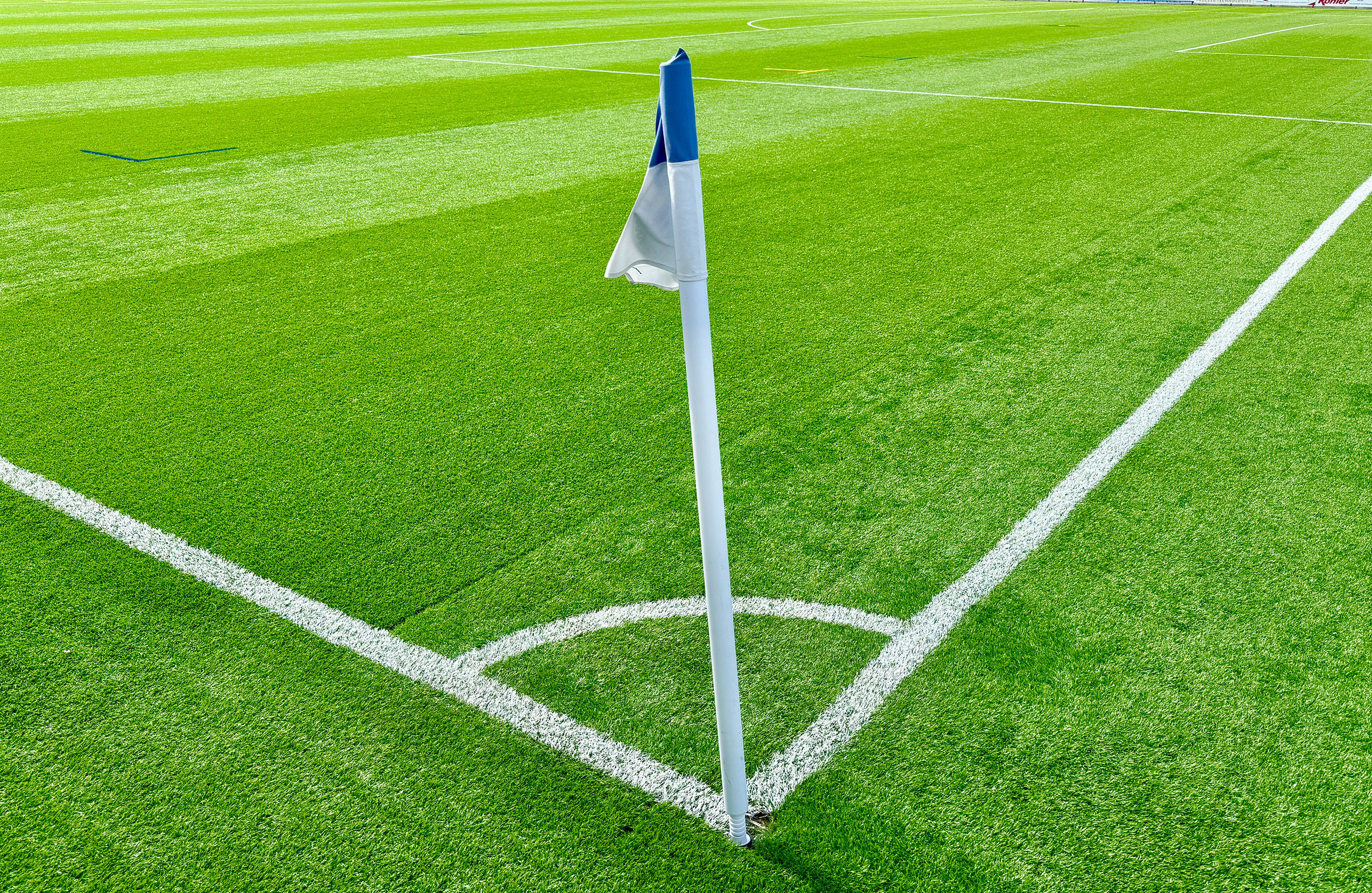 841917 Eckfahne Auf Dem Sportplatz Rainersturm Pixelio