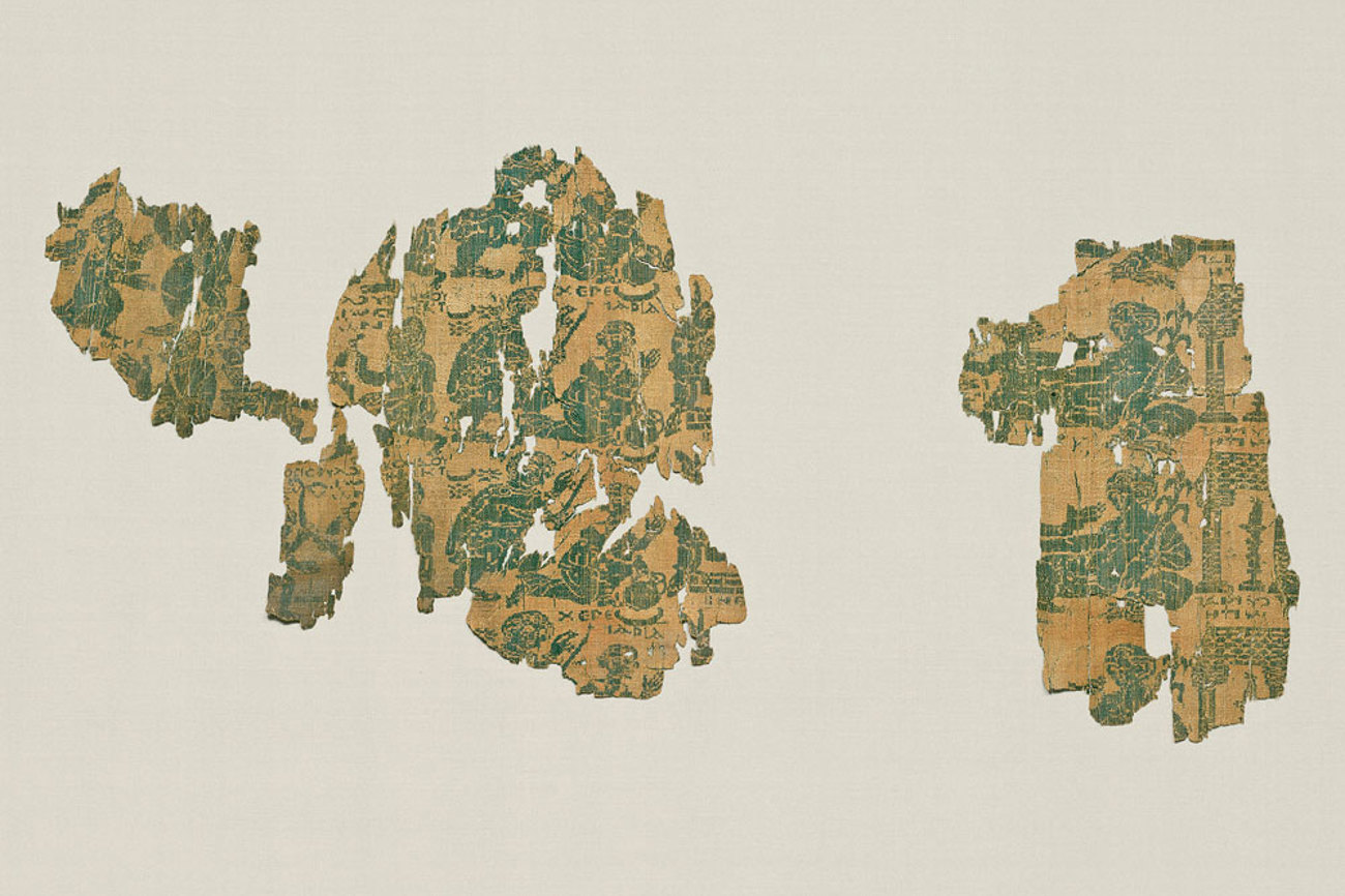 Dieses Seidenfragment mit Marienszenen wurde eingerollt in den Dionysosbehang in einem Grab gefunden. Am besten erkennbar ist die Szene der Verkündigung an Maria (mehrfach übereinander in der Mitte). Maria, kniend mit erhobener Hand, dreht sich zum (flügellosen) Engel mit Stab und Segensgestus. Dazu die griechische Inschrift XEPE MAPIA: «Sei gegrüsst, Maria.»