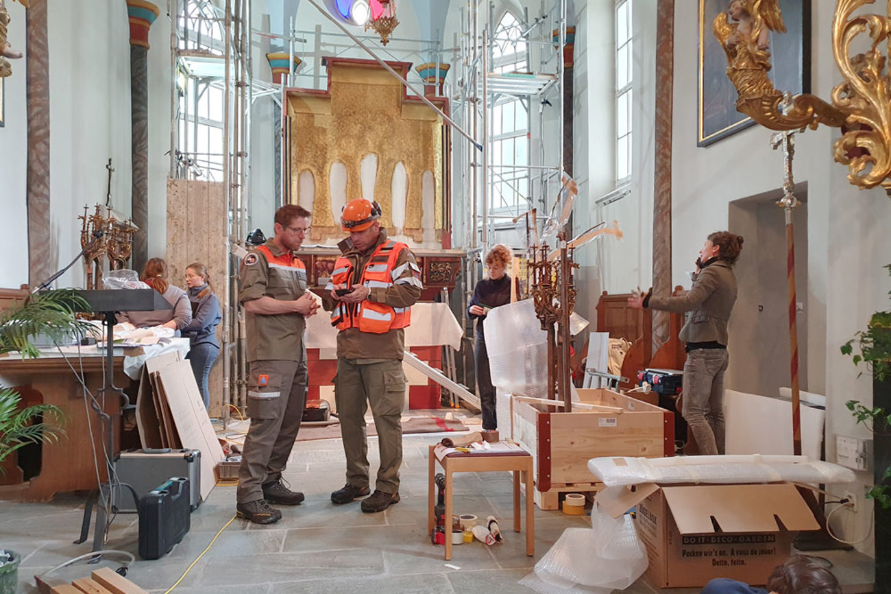 Das Evakuierungsteam bei der Arbeit in der St. Calixtus-Kirche. | Foto: Markus Küffner
