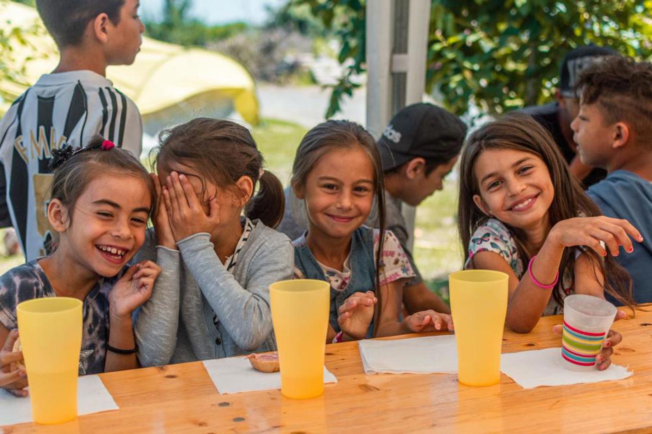 Fröhliche Momente im Sommerlager für die Roma-Jugend. |Heks