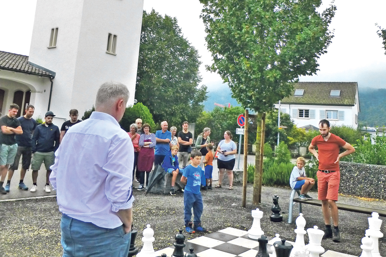 Der neue Platz regt zum Verweilen und Schachspielen an. Im Hintergrund der Turm der 125-jährigen Pauluskirche in Gäu. | Foto: Tilmann Zuber
