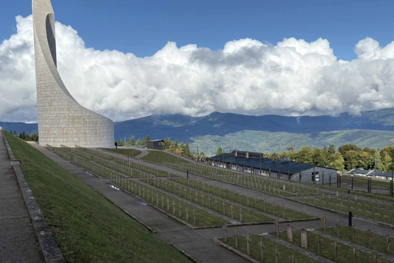 Die Anlage des ehemaligen KZ mit der Grabstätte und dem hoch aufragenden Memorial. | Foto: Manfred Baumann