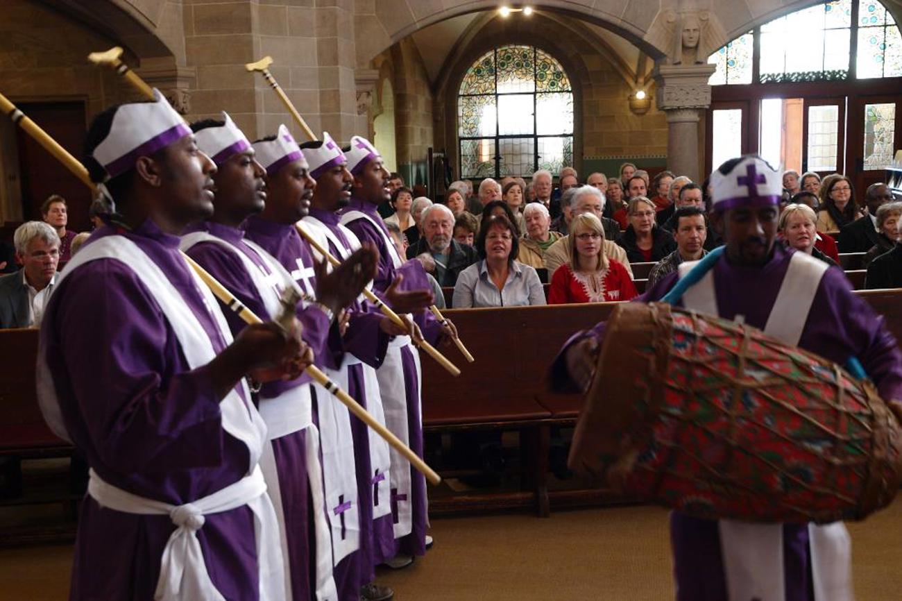 Die Mitglieder der Äthiopisch-orthodoxen Kirche beim Gottesdienst am Tag der Völker in der Pauluskirche Basel. |Claude Giger