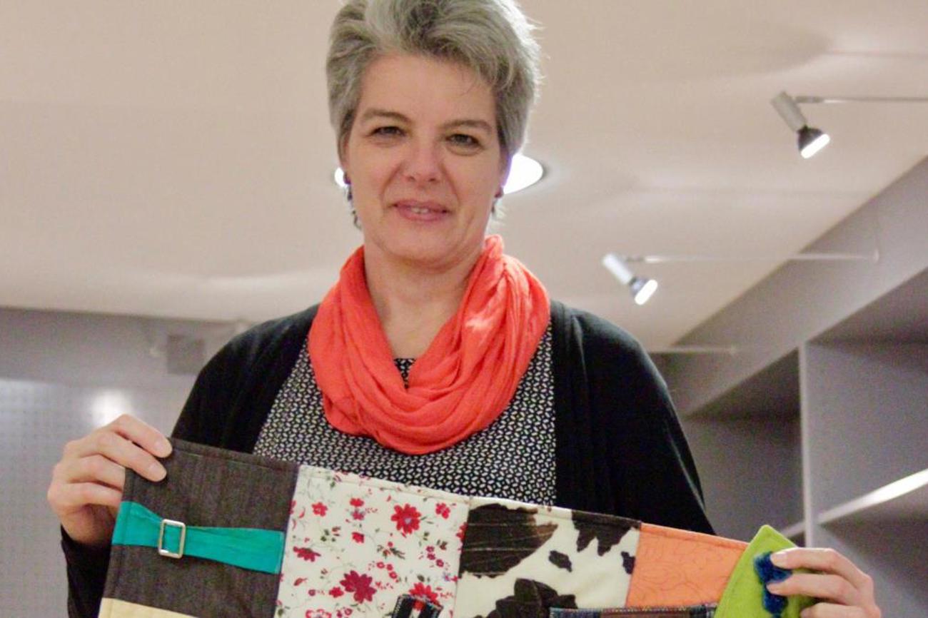 Liselotte Züllig mit einer bunten Nesteldecke.|Zuber