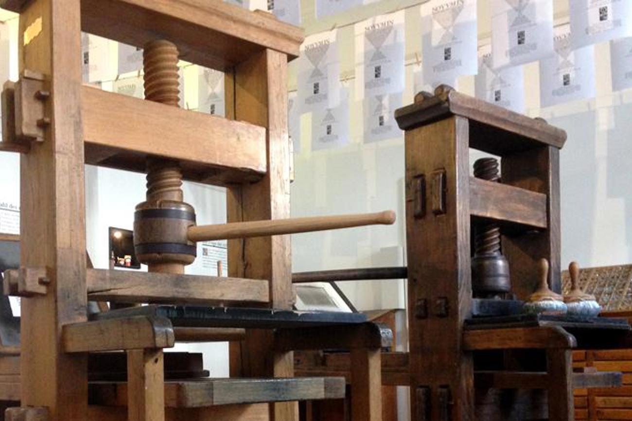 Im Pharmazie-historischen Museum Basel stehen zwei alte Druckpressen in Betrieb, die von den Besuchern bedient werden können. | zVg