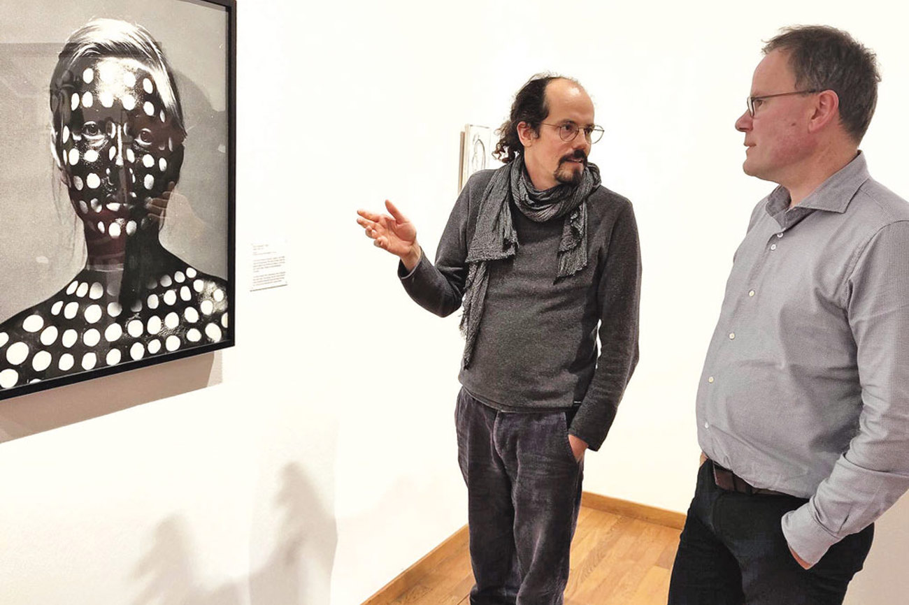 Kurator  Andreas Rüfenacht (l.) und Theologe Adrian Berger vor der Fotografie «Ikone» von René Eisenegger. |Foto: Keller