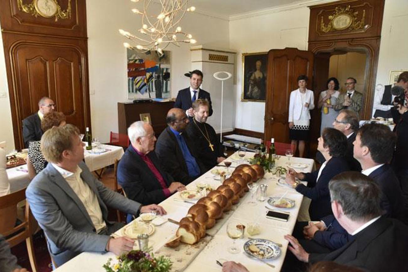 Kirchenprominenz aus allen Lagern an einem Tisch bei Kirchenbundspräsident und Gastgeber Gottfried Locher (stehend). | Christoph Knoch