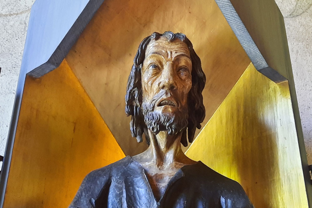 An dieser Statue in der unteren Ranftkapelle lässt sich das asketische Leiden des Einsiedlers erahnen. | Foto: Hans Herrmann
