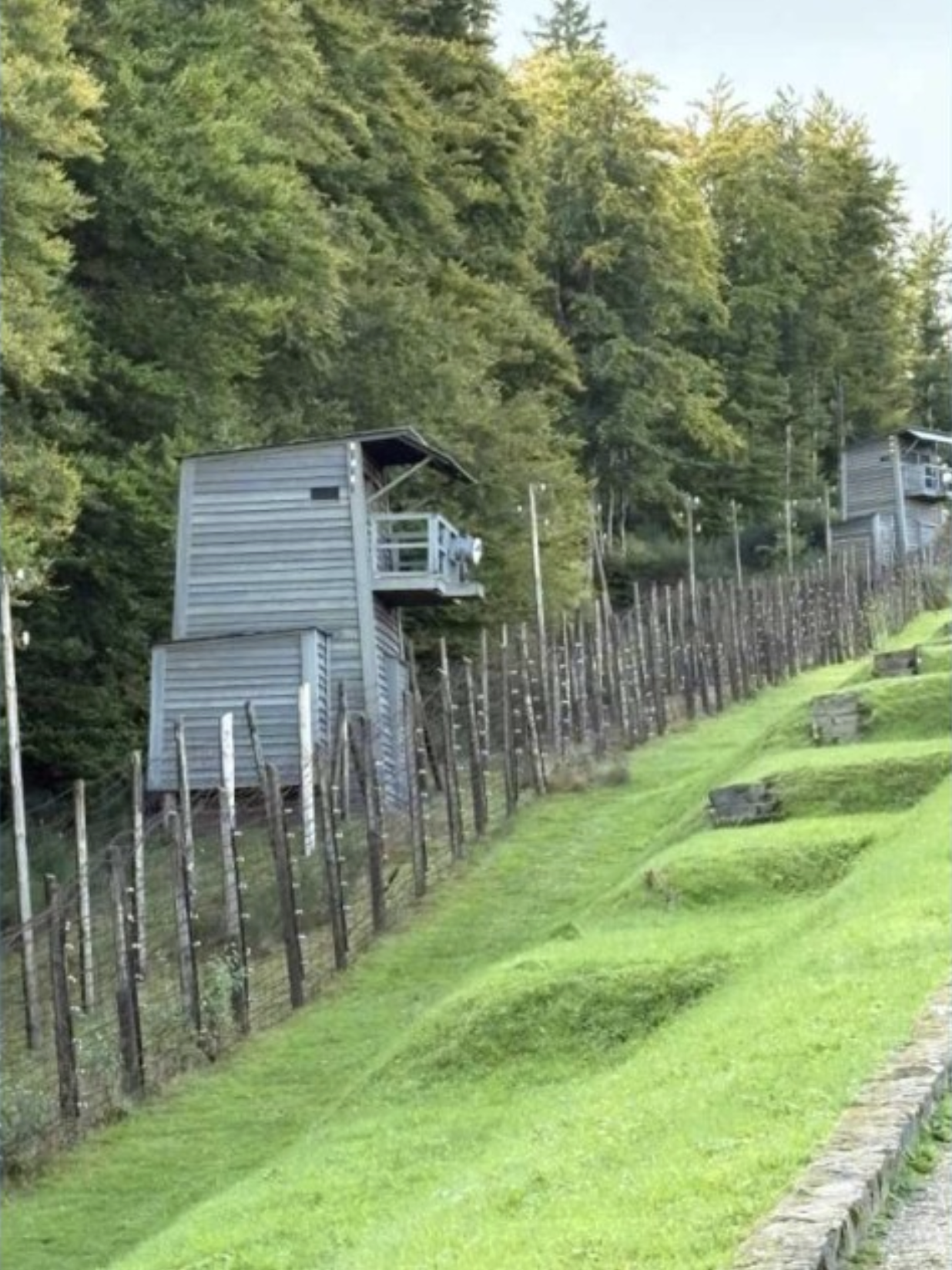 Die Wachtürme flankieren das ehemalige Konzentrationslager noch immer. | Foto: Manfred Baumann