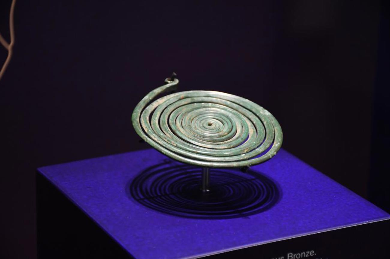 Sowohl beim Spiralscheibenanhänger aus Bronze (Oberriet, Montlingerberg, um 1100 v. Chr.), dem Gott Mithras geweihten Altar aus Lavez (Rapperswil-Jona, Kempraten, Ende 4. Jh.) als auch bei der byzantinischen Goldmünze mit Christusdarstellung (10. Jh.) steht die Sonne bzw. das Licht im Zentrum der Verehrung.