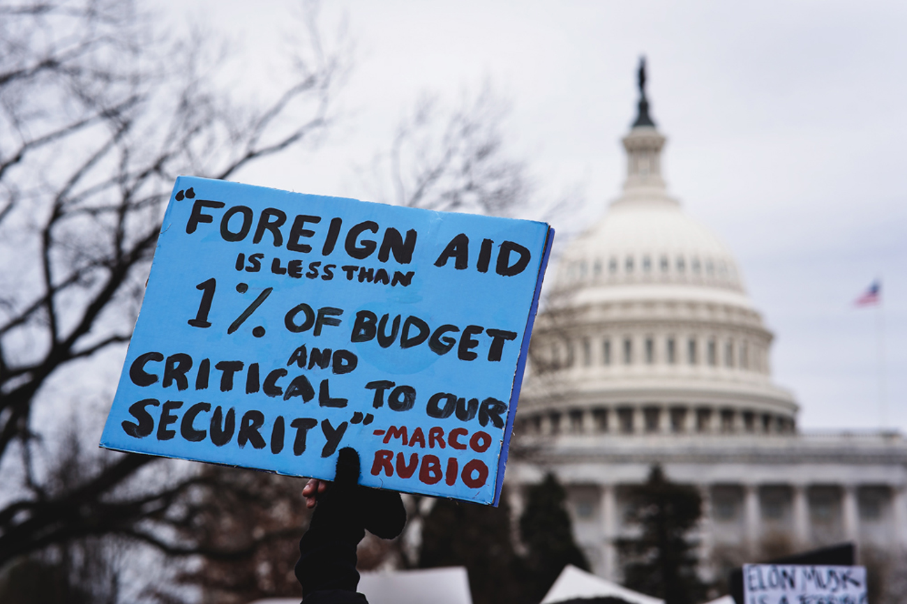Menschen demonstrierten im Februar 2025 in Washington gegen Präsident Donald Trumps Kahlschlag in der Entwicklungspolitik. | Foto: Shutterstock