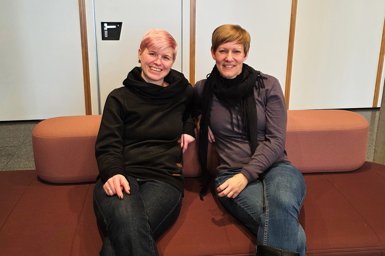 Pfarrerin Katrin Frey (links) und Sozialdiakonin Suzie Fuchs wissen, wie sie ihre Konfirmandinnen und Konfirmanden in der Kirche halten können. | Foto: Carole Bolliger