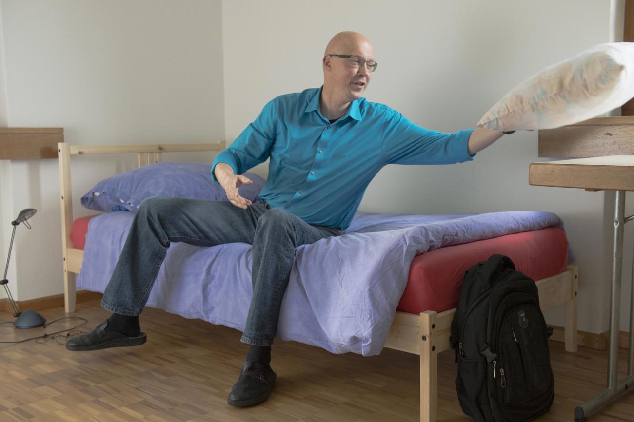 Pfarrer Jürgen
Dittrich ist beeindruckt,
wie gut
sich der eritreische
Flüchtling
Simon in seiner
Unterkunft im
Pfarrhaus eingelebt
hat. | LEUTERT