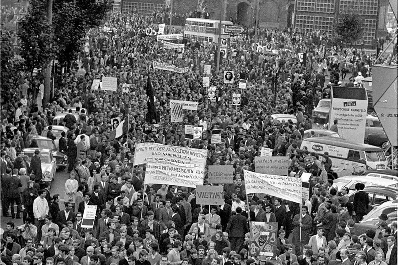 «Auch die Theologie verband sich mit den Studentenprotesten 1968», sagt der deutsche Theologe Wolfgang Huber (zweites Bild).