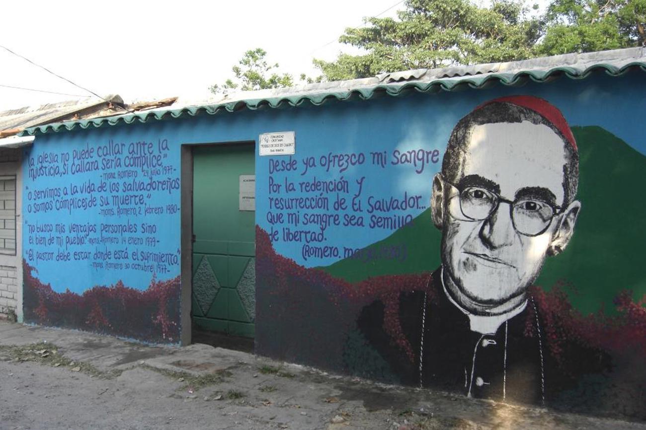 Das salvadorianische Volk verehrt den populären Erzbischof auch auf Mauern. |Alison McKellar/ CC BY 2.0