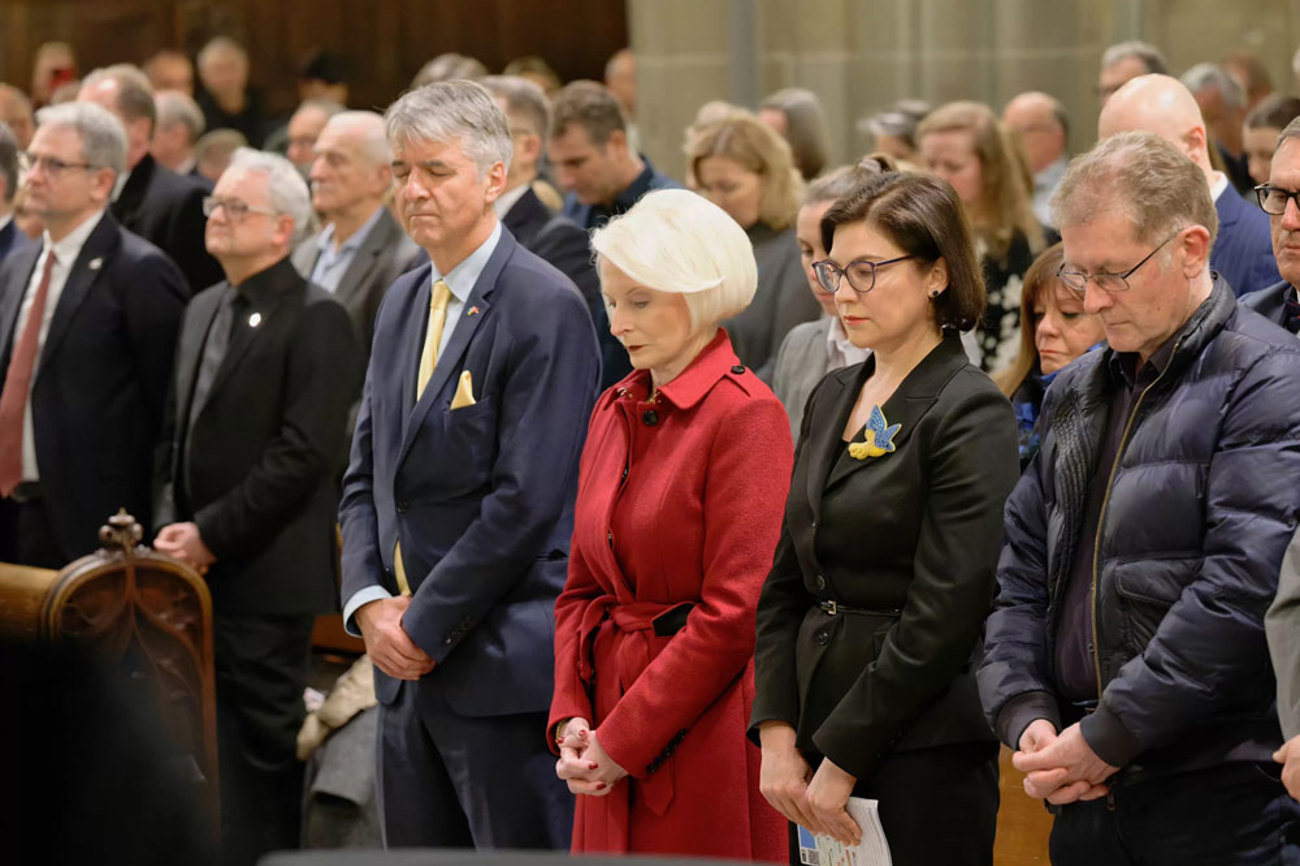 Friedensgebet mit Politik-Prominenz (vorne von links): Berner Stadtpräsident Alec von Graffenried, US-amerikanische Botschafterin Callista Gingrich, ukrainische Botschafterin Iryna Venediktova, Berner Regierungspräsident Christoph Neuhaus. | Foto: Christoph Knoch