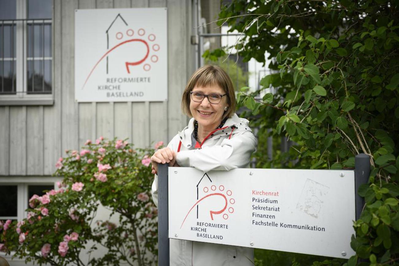 Kirchensekretärin Elisabeth Wenk-Mattmüller vor ihrem Arbeitsort bei der reformierten Kirche Baselland in Liestal, den sie Ende Juni nach zwölf Jahren verlässt. |Dominik Plüss