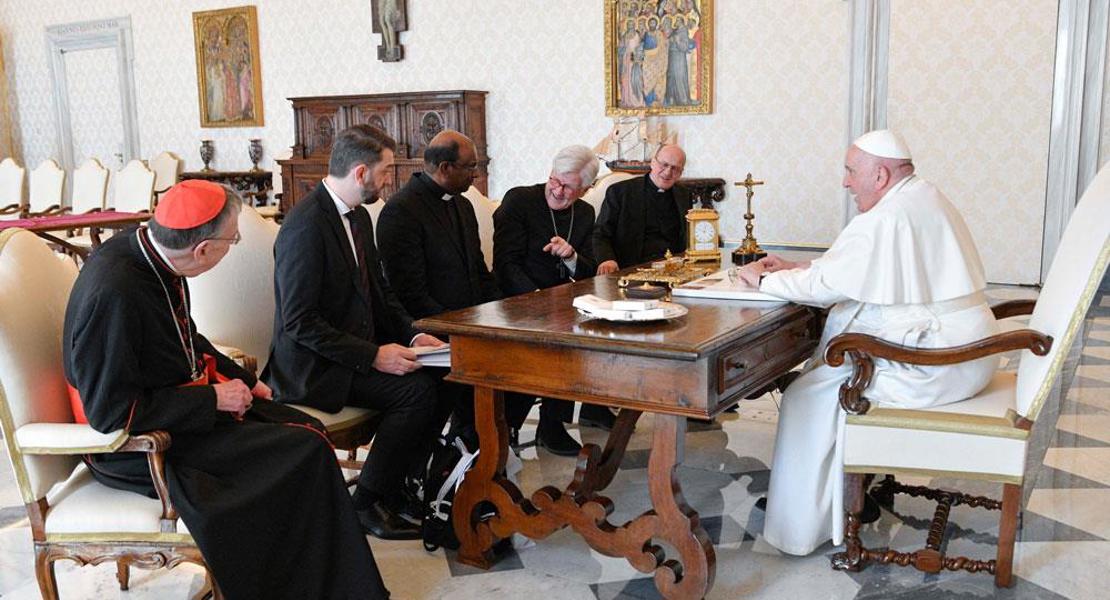 ÖRK und Vatikan wollen am Dialog mit Russland festhalten: Bischof Heinrich Bedford-Strohm (4. von links) zu Besuch bei Papst Franziskus. Foto: Vatican Media