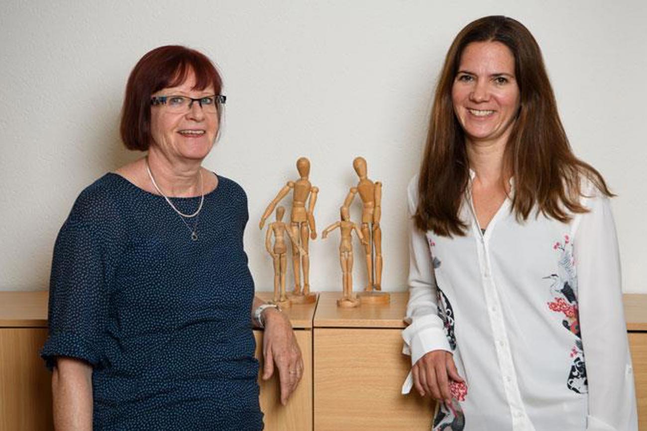 Psychotherapeutin Sabine Hofer (links) arbeitet seit 1998 auf der Beratungsstelle für Partnerschaft, Ehe und Familie. Psychotherapeutin Solange Zmilacher trat ihre Stelle Anfang Mai an.|Dominik Plüss