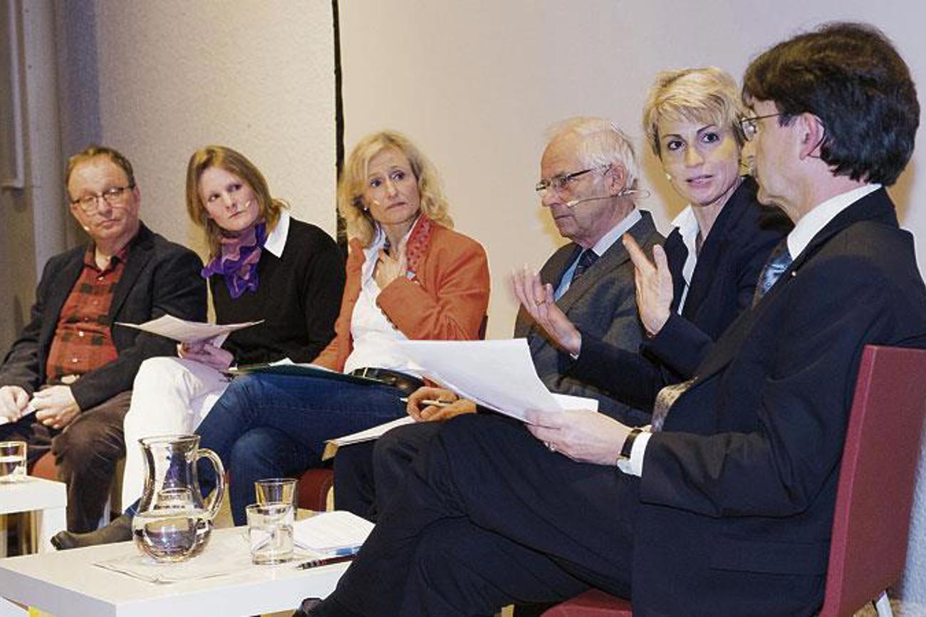An der Podiumsdiskussion «Dialog im Zwingli» diskutierten Frieder Tramer, Michèle Whieler, Bettina Hoffman, Erich Bryner, Catherine McMillan und Raphael Rohner engagiert über den Geist der Erneuerung damals und heute (v. l.).|LEUTERT