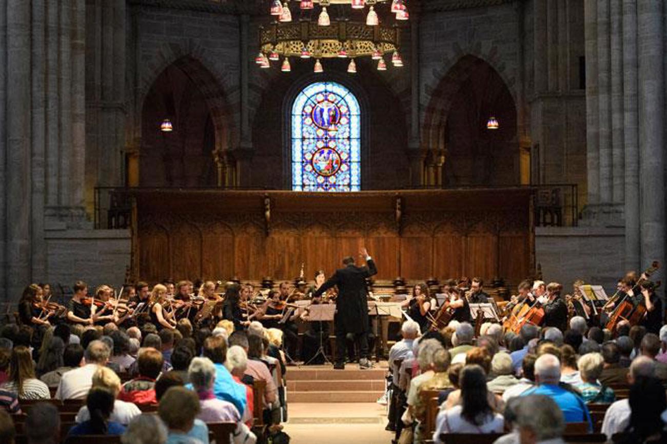 Das Jugendsinfonieorchester spielt an der «Nacht des Glaubens» Beethoven im Basler Münster. | Dominik Plüss