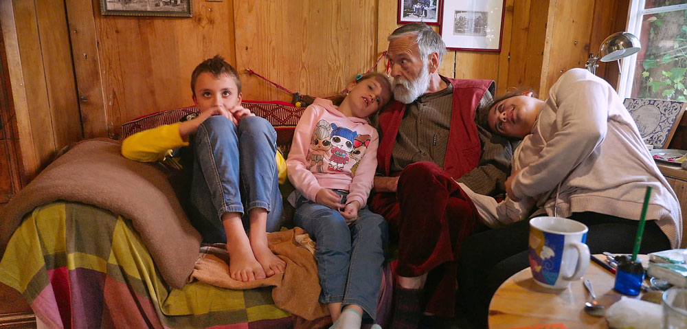 Robert Widmer-Demuth mit seinen Enkelinnen. «Röbi beherrschte die Kunst, diese Emotionen in tröstende Wortbilder zu fassen», sagt Filmemacher Christian Labhart. | Foto: Kosmos Film
