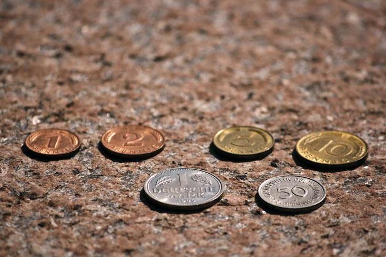Egal ob Franken, Euro oder Dollar, Geld gibt zu Reden. | Dirk Vorderstrasse/Wikimedia