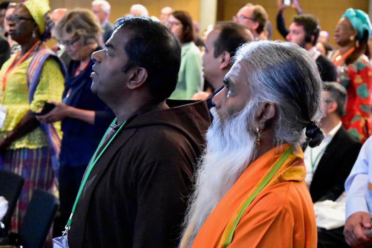 Vielfältig und vielstimmig: die interreligiöse Friedenskonferenz in Lindau - hier mit asiatischer Sängerin.|Delf Bucher