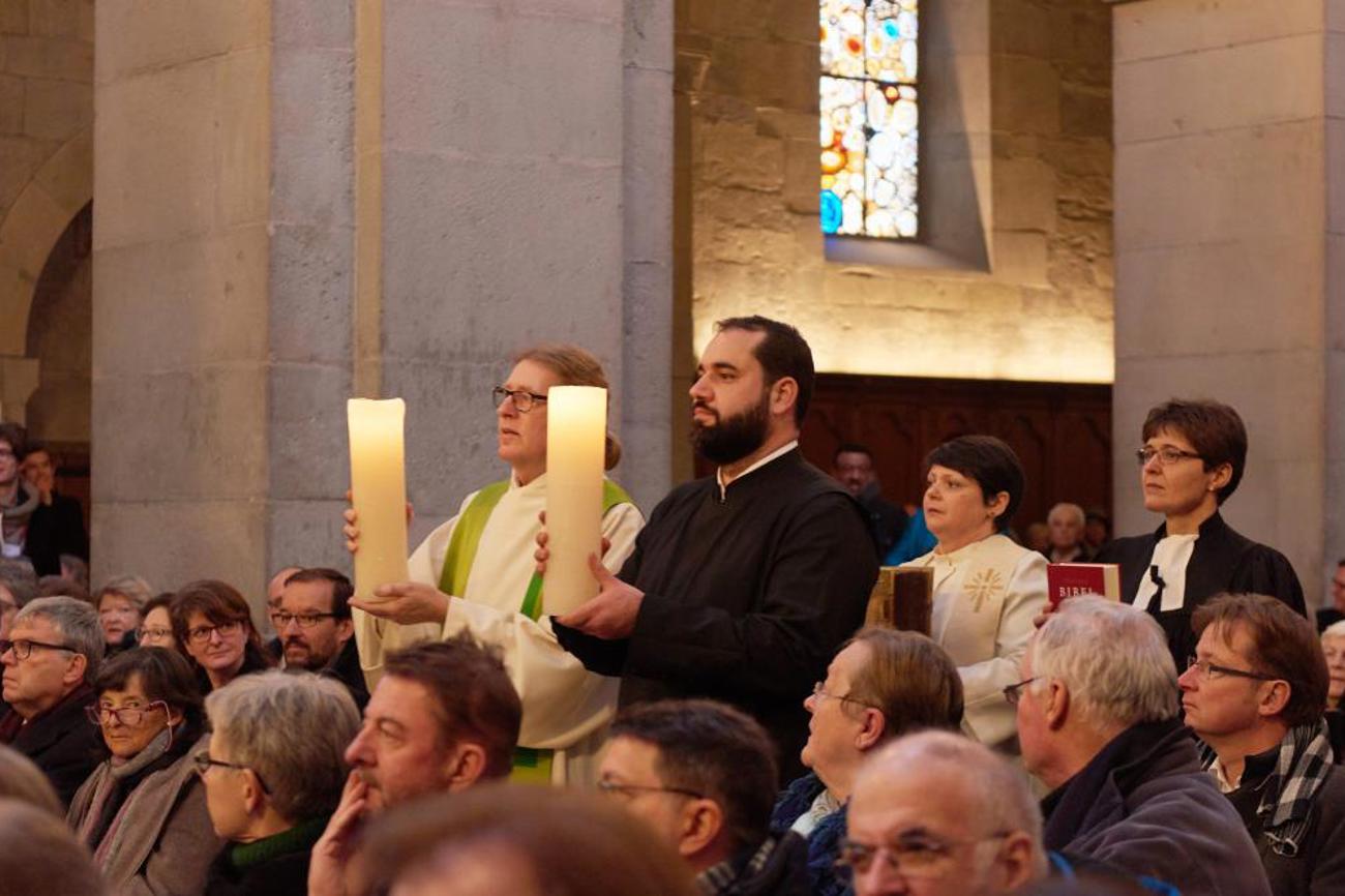 Multikonfessioneller Einzug ins Grossmünster.|Gion Pfander