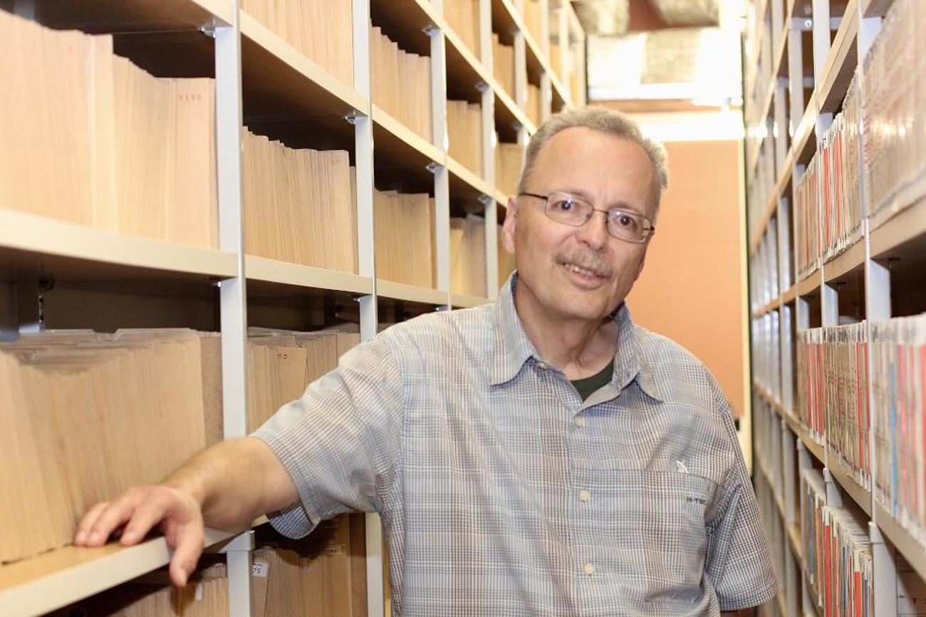 Hans-Beat Flückiger im Tonarchiv, das mehr als 5000 Glockenaufnahmen beherbergt. |Tilmann Zuber