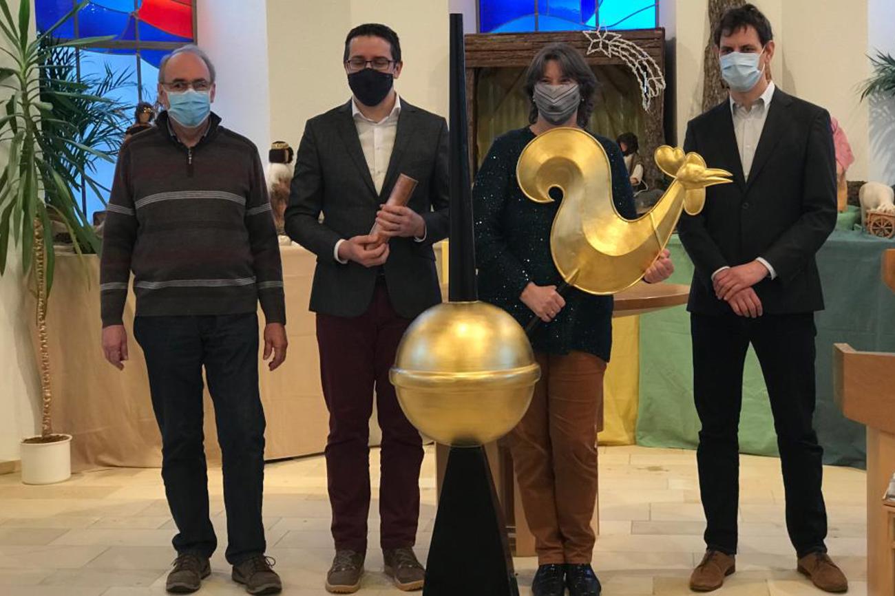 Stolz präsentieren Behördenvertreter und Pfarrer die neu glänzende Kugel und den Wetterhahn. | Zuber