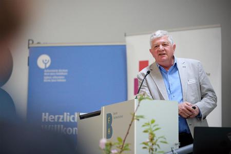 Warum die Würde im Alter so wichtig wird