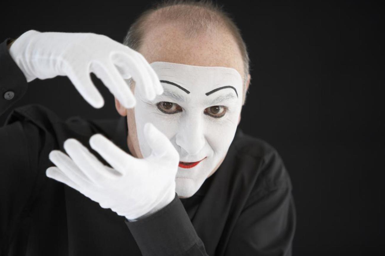 Der Pantomime Carlos Martínez erzählt mit den Händen.