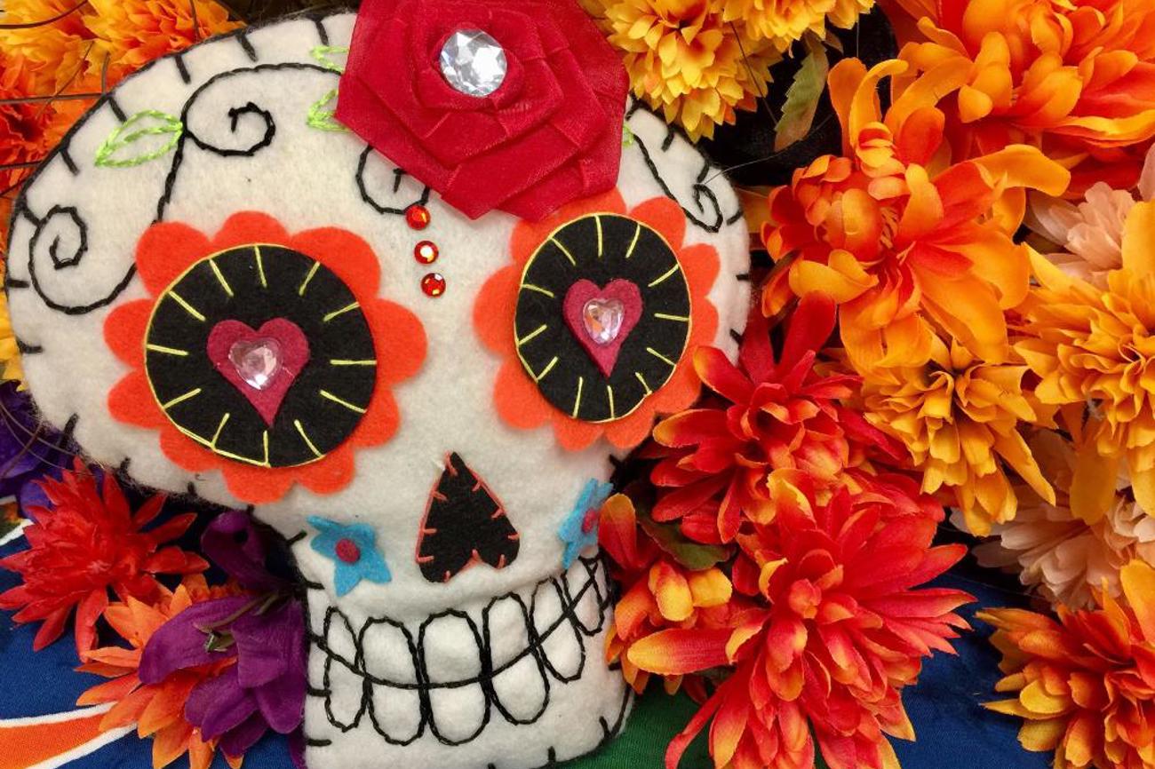 Egal ob aus Stoff, Zucker oder Marzipan: Totenschädel dekorieren die Altäre, die Mexikaner für die Verstorbenen herrichten. | Pixabay