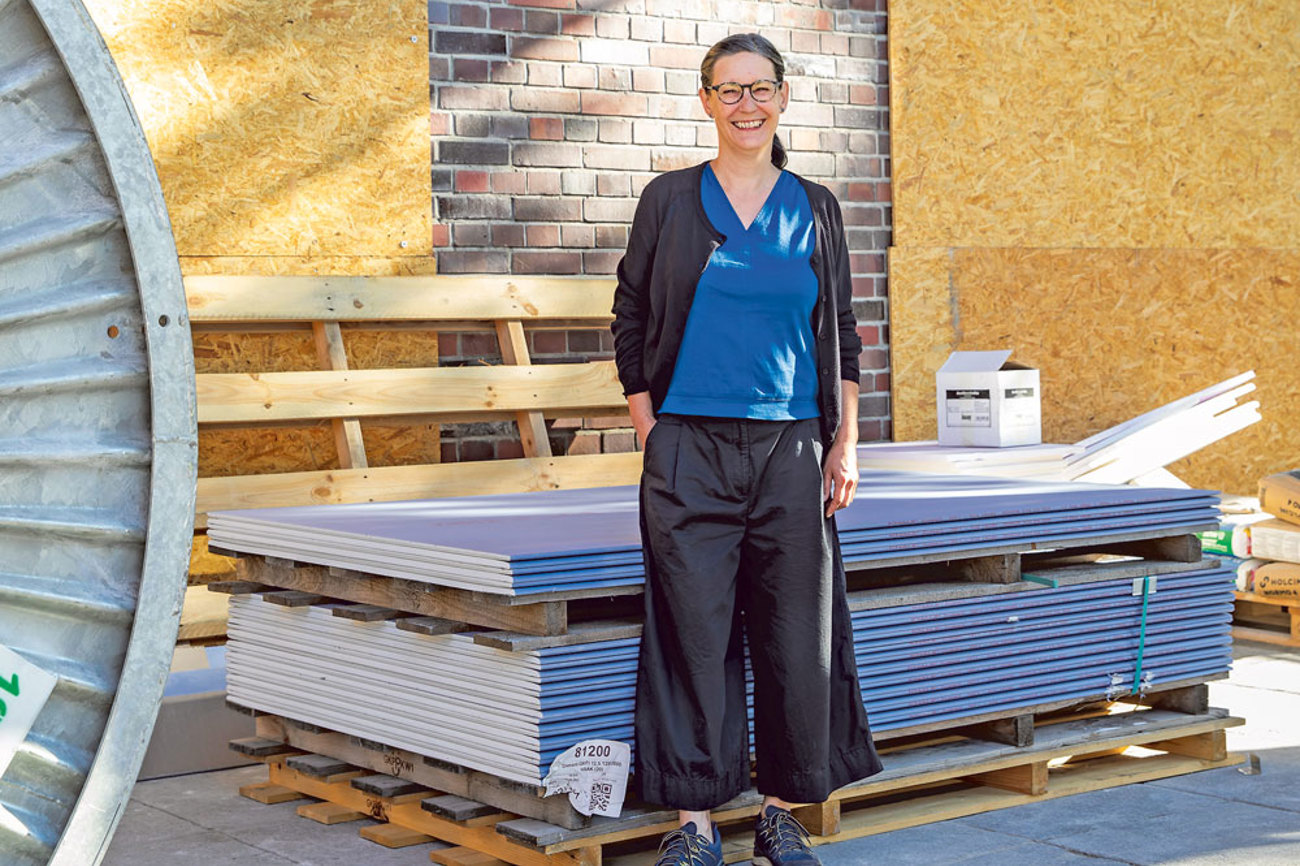 Gastgeberin Kerstin Wenk unter dem Portikus des Gemeindehauses Oekolampad vor dem künftigen Bistro Rosa. | Foto: Donatella Ettlin 