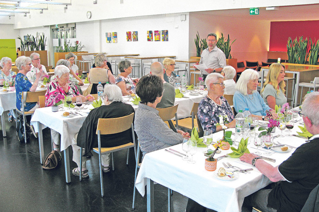 An der Abschlussfeier mit den Freiwilligen und weiteren Beteiligten blickte Hans Alberto Nikol auf die 50-jährige Geschichte der Sonntagsgottesdienste im Kantonsspital Olten zurück. | Foto: Christian von Arx